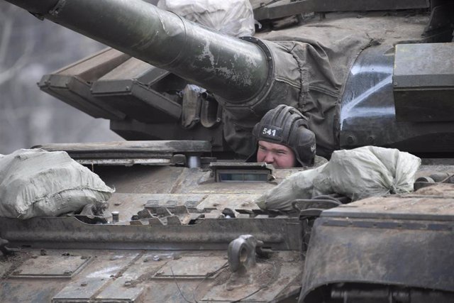Un militar ruso en un carro de combate en Ucrania