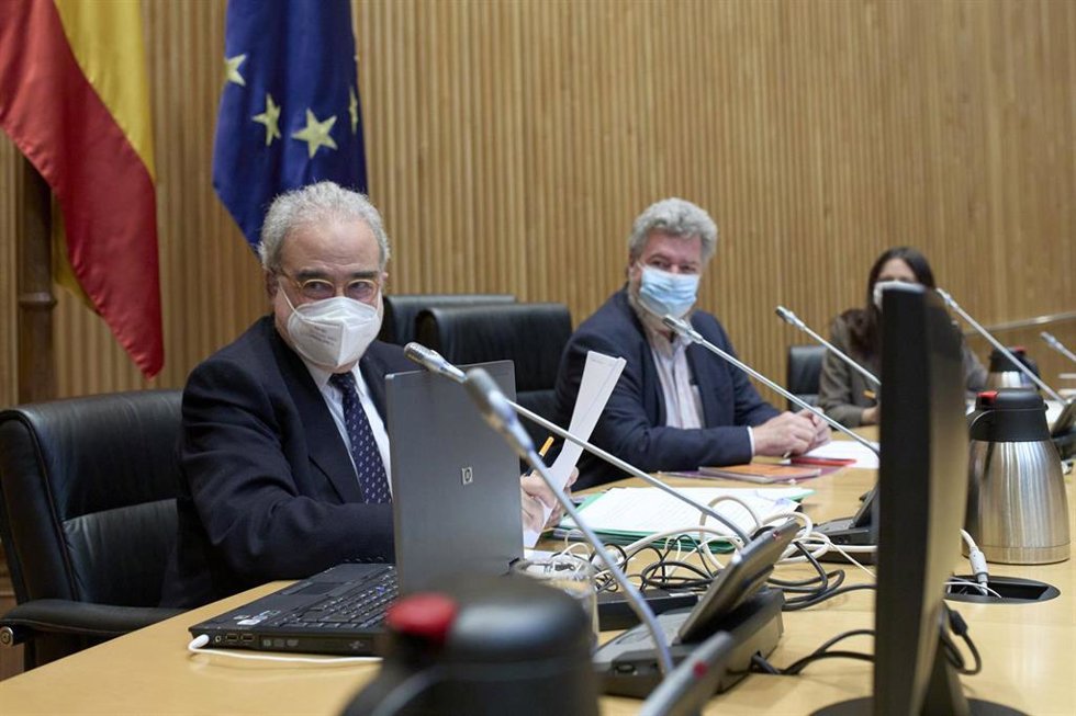 Archivo - El presidente del Consejo de Seguridad Nuclear (CSN), José María Serena i Sender (i)