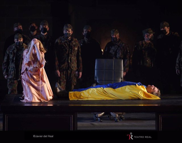 El Teatro Real homenajea a las víctimas de la guerra en Ucrania en la última función de 'El ocaso de los dioses'