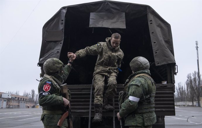 Un soldado del ejército ucraniano que se rindió voluntariamente sale del camión militar en la unidad militar de la LPR, en Lugansk, República Popular de Luhansk.,Imagen: 664933151, Licencia: Derechos gestionados, Restricciones: , Liberación de modelo: n