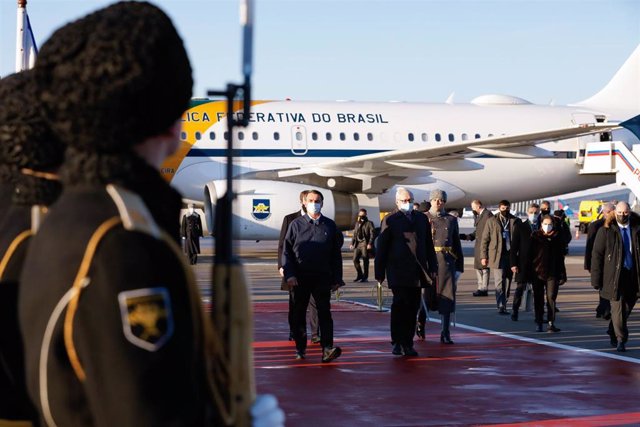 HANDOUT - 15 February 2022, Russia, Moscow: Brazilian President Jair Bolsonaro (C) welcomed by military honors upon his arrival in the Russian capital. (Best possible quality.) Photo: Alan Santos/Palacio Planalto/dpa - ACHTUNG: Nur zur redaktionellen Verw