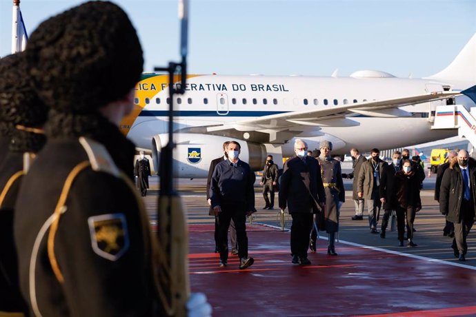 HANDOUT - 15 February 2022, Russia, Moscow: Brazilian President Jair Bolsonaro (C) welcomed by military honors upon his arrival in the Russian capital. (Best possible quality.) Photo: Alan Santos/Palacio Planalto/dpa - ACHTUNG: Nur zur redaktionellen Ve