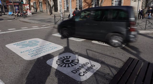 Archivo - Un vehículo circula dos días después de la entrada en vigor de la Zona de Bajas Emisiones (ZBE)en Madrid, (España)