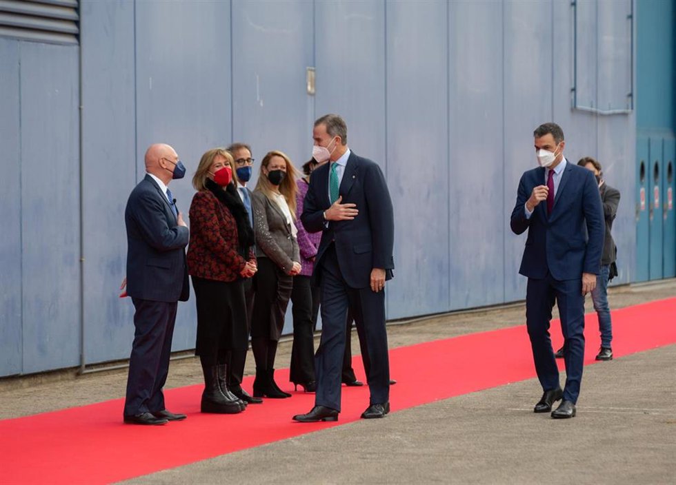 Felipe VI, el presidente Pedro Sánchez, las ministras Nadia Calviño y Reyes Maroto; la delegada del Gobierno en Catalunya, Maria Eugnia Gay, la alcaldesa de LHospitalet, Núria Marín; el presidente de Fira, Pau Relat y el ceo de GSMA, John Hoffman.