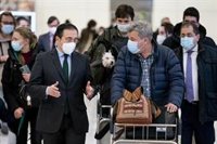 Albares anima a los casi 3.000 españoles en Rusia a abandonar el país "de manera rápida"