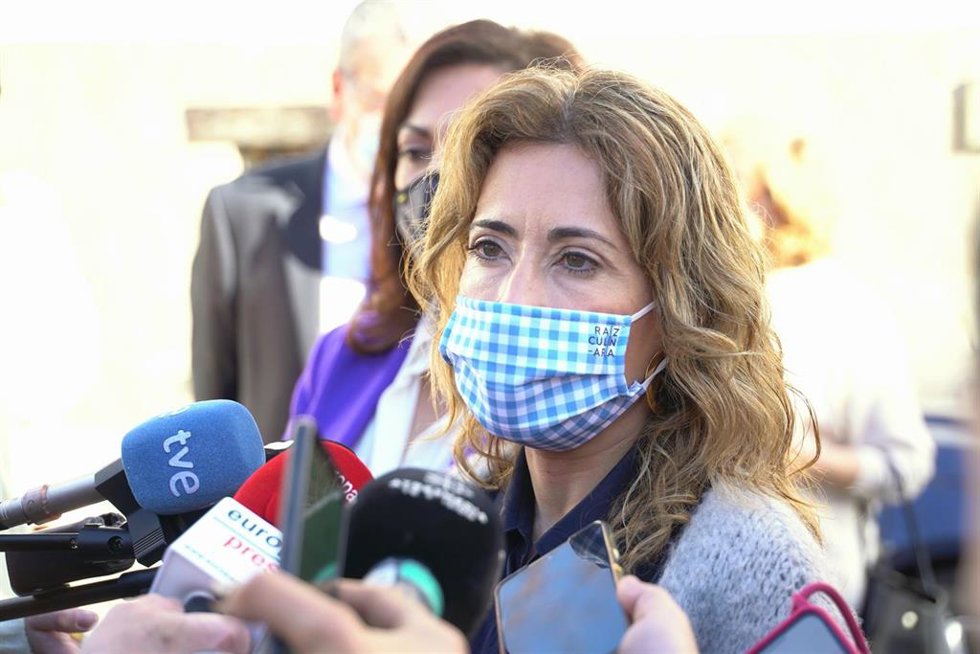 La ministra de Transportes, Movilidad y Agenda Urbana, Raquel Sánchez, ofrece declaraciones a los medios a su llegada a la Mesa de Movilidad Rural, en el Centro de Emigración de Torrecilla, a 17 de febrero de 2022, en Torrecilla de Cameros, La Rioja (Es