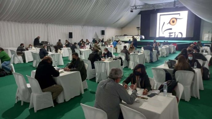 Asistentes a una de las reuniones empresariales en FIO 2022