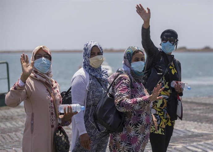 Archivo - Varias temporeras marroquíes en su salida desde el Puerto de Huelva a Marruecos en 2020.
