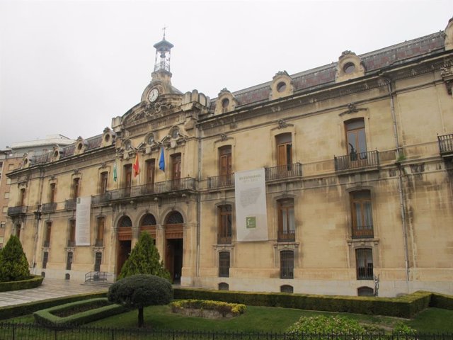 Archivo - Fachada principal del Palacio provincial de Diputación.