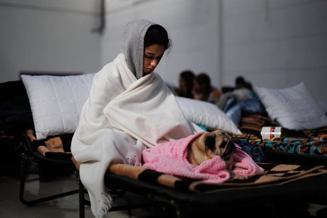 Una chica, con su perro, en un centro comercial habilitado para los refugiados, en Mylny, a 27 de febrero de 2022, en Jaroslaw, Subcarpacia, (Polonia).