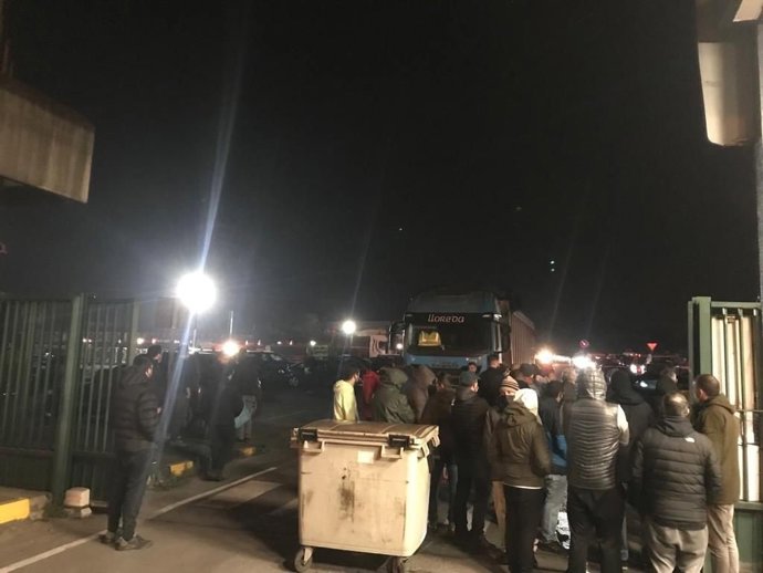 Concentración de trabajadores a la entrada de la planta gijonesa de ArcelorMittal durante el paro de 24 horas convocado por CCOO y CSI en las factorías de la siderúrgica en Asturias