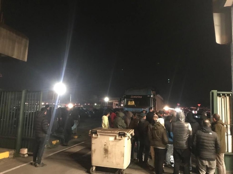 Concentración de trabajadores a la entrada de la planta gijonesa de ArcelorMittal durante el paro de 24 horas convocado por CCOO y CSI en las factorías de la siderúrgica en Asturias