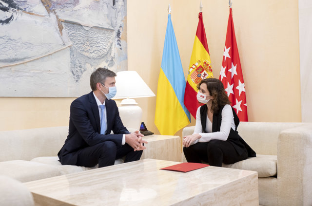 La presidenta de la Comunidad de Madrid, Isabel Díaz Ayuso, durante un encuentro con el ministro consejero y encargado de Negocios de la Embajada de Ucrania en España, Dmytro Matiuschenko