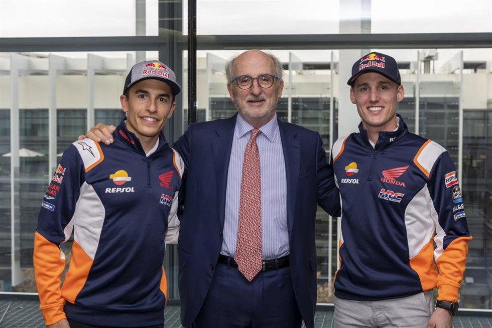 El presidente de Repsol, Antonio Brufau, recibió a Marc Márquez y Pol Espargaró en la sede la compañía antes del inicio del Mundial de MotoGP.