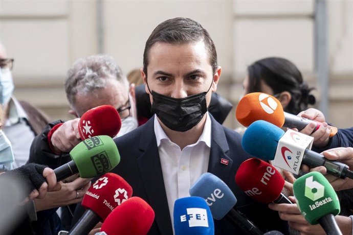 El secretario general del PSOE en Madrid, Juan Lobato, ofrece declaraciones a los medios, a su llegada a la Fiscalía Anticorrupción para la ampliación de la denuncia sobre los contratos al hermano de la presidenta de la Comunidad de Madrid, en la Fiscal