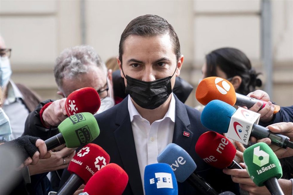 El secretario general del PSOE en Madrid, Juan Lobato, ofrece declaraciones a los medios, a su llegada a la Fiscalía Anticorrupción para la ampliación de la denuncia sobre los contratos al hermano de la presidenta de la Comunidad de Madrid, en la Fiscal