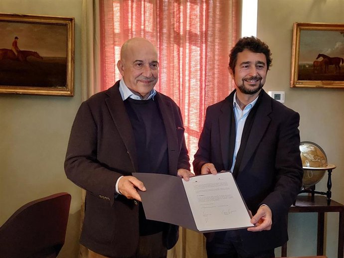 El presidente del Puerto de Barcelona, Dami Calvet, y el presidente del Grupo Grimaldi, Emanuel Grimaldi, en el momento de la firma.