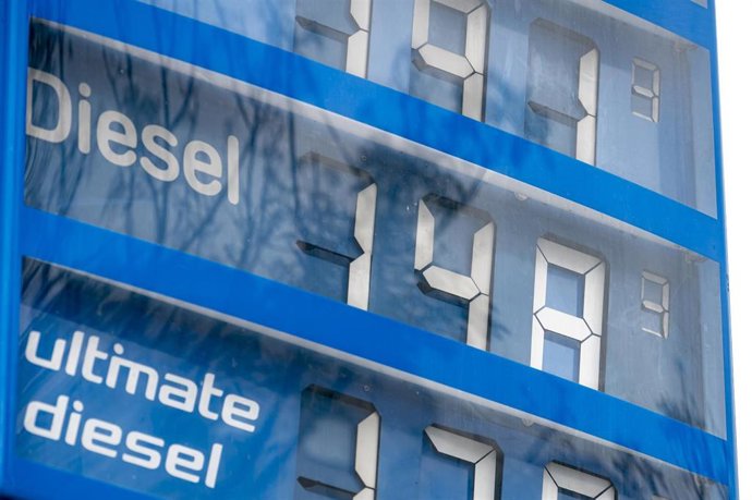 Archivo - Panel de precios de diésel