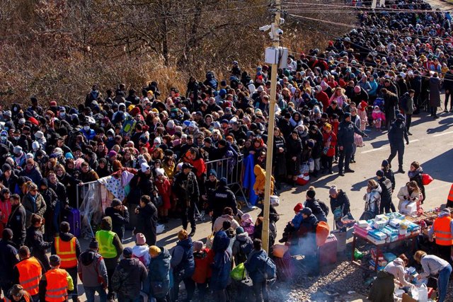 Refugiados se agolpan en la frontera de Ucrania. Foto: Ukrinform/dpa