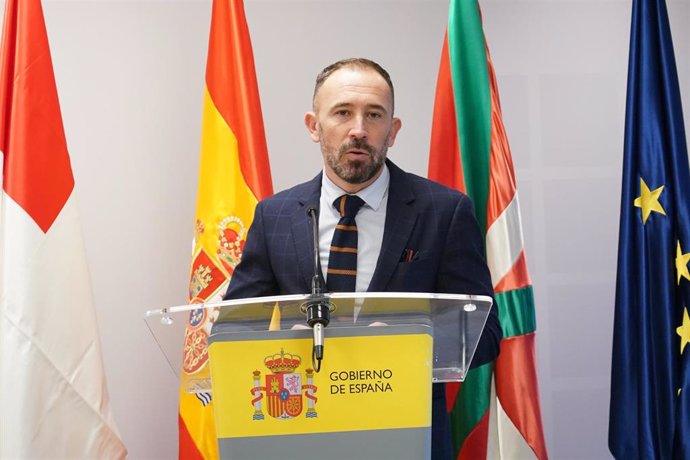 El delegado del Gobierno en el País Vasco, Denis Itxaso, interviene en la firma de protocolos para el desarrollo ferroviario de Vitoria-Gasteiz y Bilbao