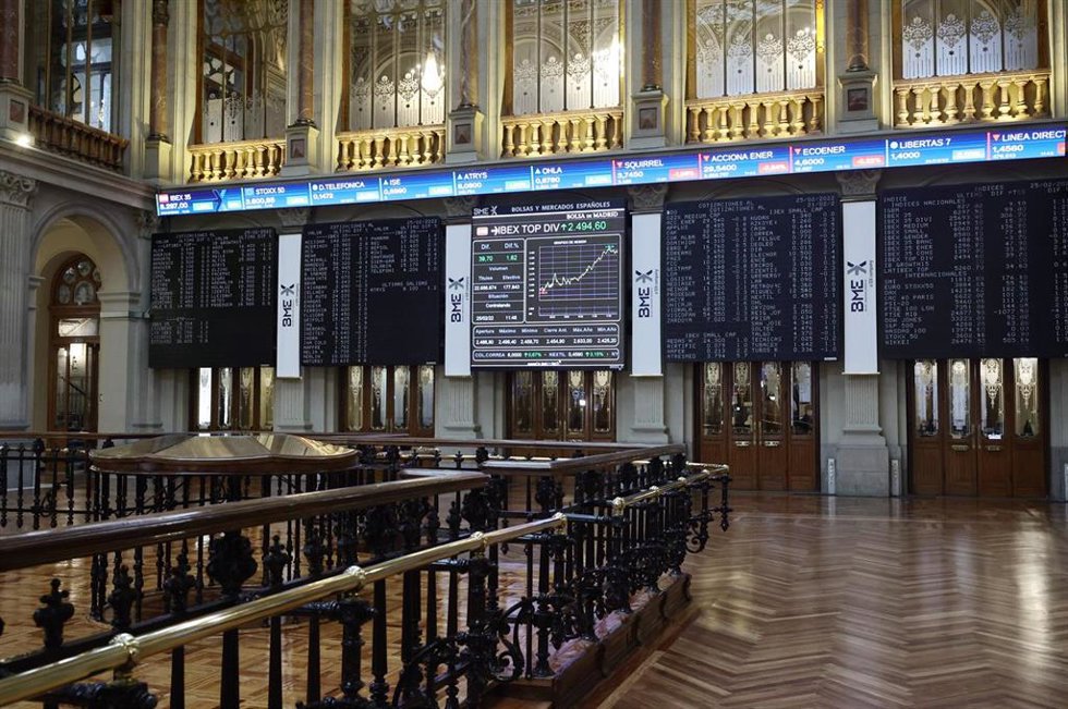 Valores del Ibex 35, en los paneles del Palacio de la Bolsa de Madrid, a 25 de febrero de 2022, en Madrid (España). 