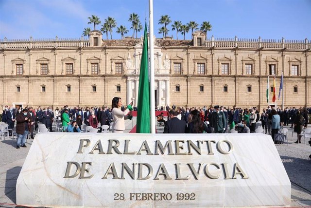 La presidenta del Parlamento de Andalucía, Marta Bosquet, este lunes en el izado de la bandera en el acto institucional del 28F.