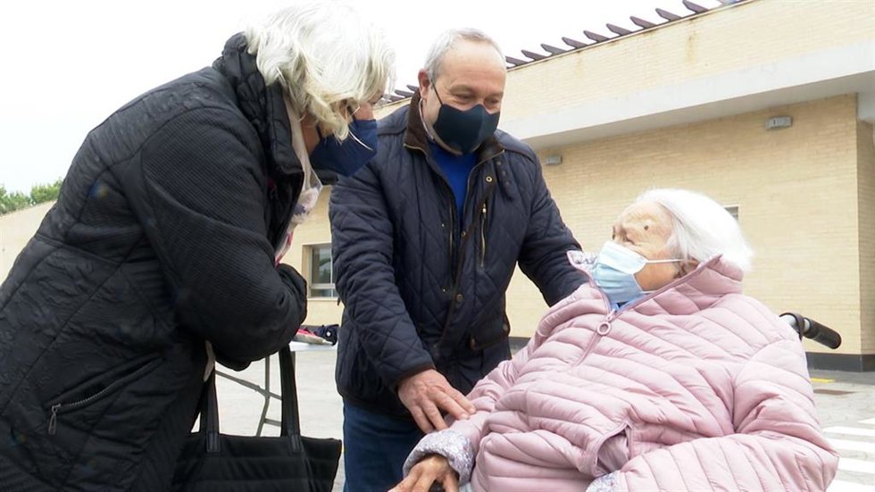 Archivo - salida de residentes junto a sus familiares en una residencia 