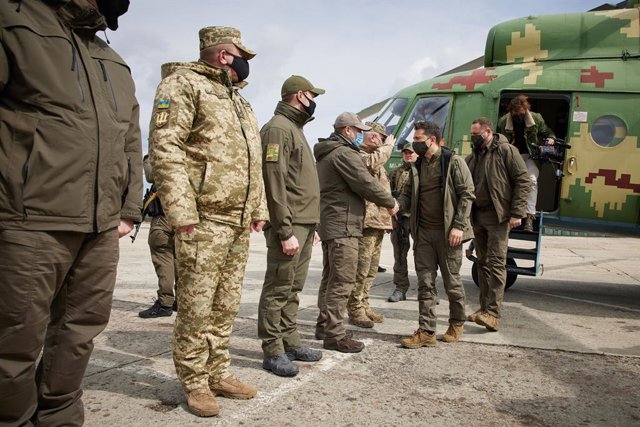 Archivo - Volodímir Zelenski visita el front de combat a l'est d'Ucraïna.