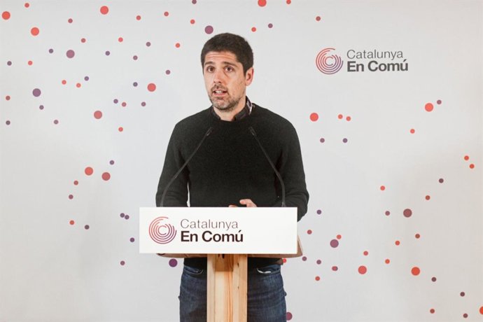 El portavoz de los comuns en el Parlament, David Cid, en rueda de prensa