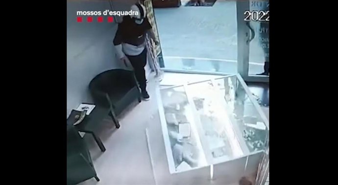 Uno de los atracadores durante un robo.