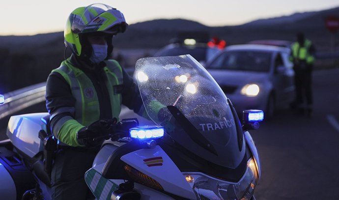 Archivo - Un agente de tráfico durante un control de la Guardia Civil un día antes de la Operación de Nochevieja, en la carretera A-1, a 30 de diciembre de 2021, en Madrid, (España).