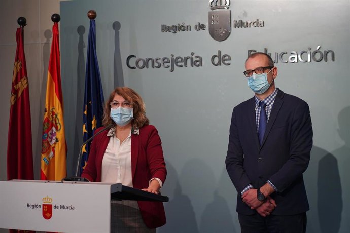 La consejera de Educación, María Isabel Campuzano, acompañada por el director general de Recursos Humanos, Planificación Educativa y Evaluación, Víctor Marín