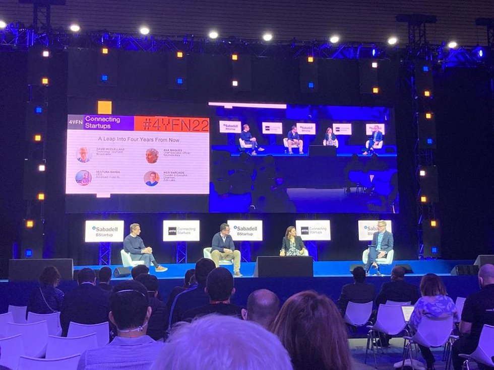 La sesión presencial 4YFN Opening Session en el MWC con la ceo de Neuroelectrics, Ana Maiques, el executive chairman de Zubi Labs, Iker Marcaide, y el ceo de Advanced Music, Ventura Barba