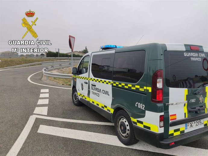 Archivo - La Guardia Civil investiga al conductor de un turismo que cuadriplicó la tasa de alcoholemia.