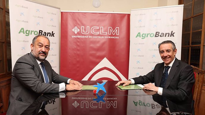 El rector de la UCLM, Julián Garde, y el director general de CaixaBank, Juan Antonio Alcaraz