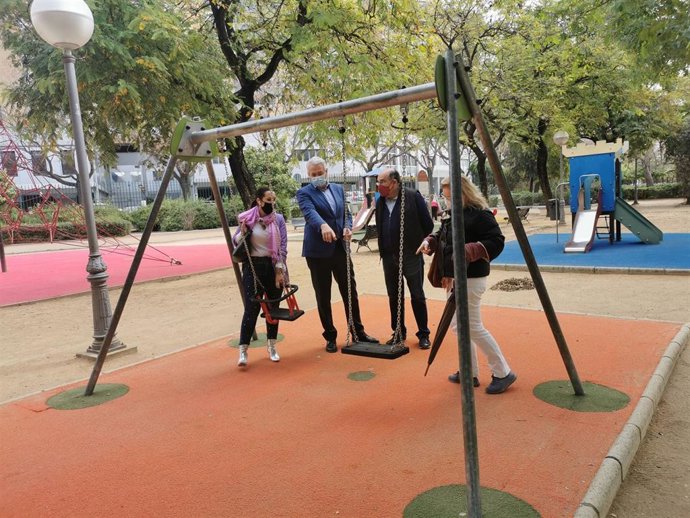 La concejal de Ciudadanos (Cs) Amelia Velázquez, junto al parque infantil de Federico García Lorca.