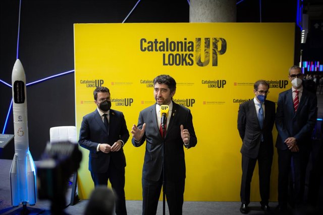 El vicepresident i conseller de Polítiques Digitals i Territori de la Generalitat, Jordi Puigneró, i el president de la Generalitat, Pere Aragonès, durant la seva intervenció