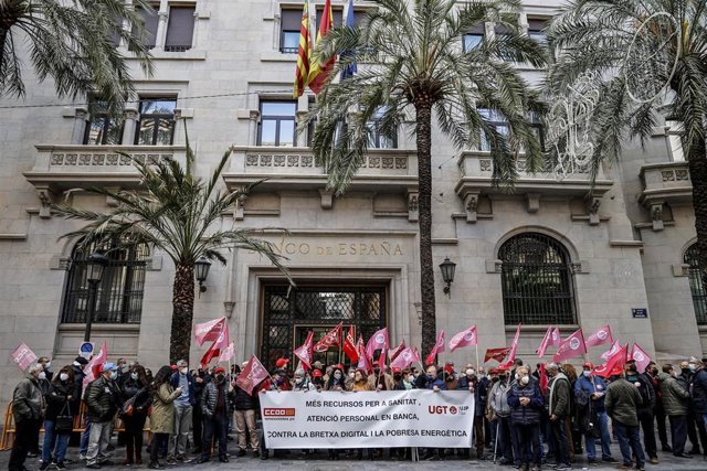 Las federaciones de pensionistas de UGT-PV y CCOO-PV se concentran frente al Banco de España en València para exigir una mejor atención bancaria y sanitaria hacia las personas mayores