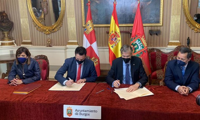 En el centro, el alcalde de Burgos, Daniel de la Rosa, y el rector de la UBU, Manuel Pérez Mateos.