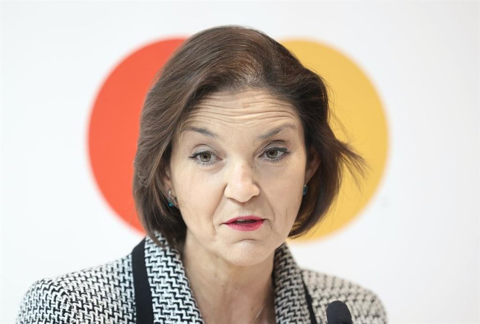Archivo - La ministra de Industria, Comercio y Turismo, Reyes Maroto, interviene en el segundo día de la 42 edición de la Feria Internacional del Turismo, Fitur 2022, en Ifema Madrid, a 20 de enero de 2022, en Madrid, (España).