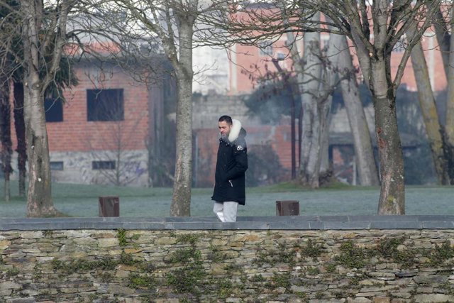 Archivo - Un hombre camina por el Parque Dos Condes donde su laguna se ha congelado por las bajas temperaturas en Monforte de Lemos, a 26 de enero de 2022, en Lugo, Galicia (España).