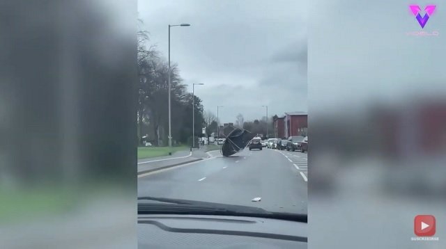 Cama elástica sale disparada a la carretera