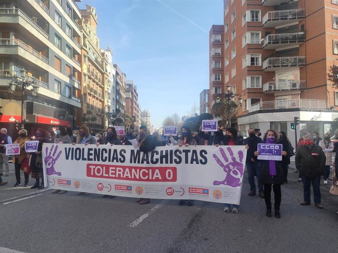 Concentración de UGT y CCOO contra las violencias machistas en Oviedo.