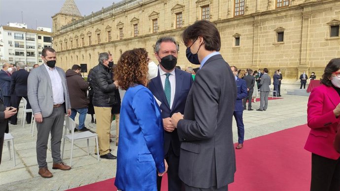 La ministra de Hacienda, María Jesús Montero, y el secretario general del PSOE-A, Juan Espadas, este lunes en Sevilla.