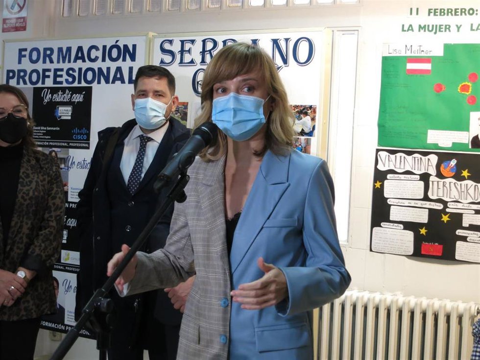 La ministra de Educación y Formación Profesional, Pilar Alegría, en el IES Pablo Serrano de Zaragoza.