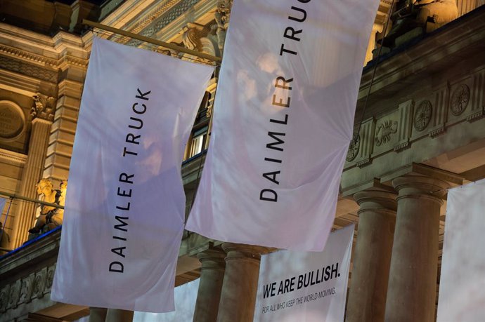 Archivo - 10 December 2021, Hessen, Frankfurt_Main: Flags with the words "Daimler Truck" hang on the stock exchange ahead of the Initial Public Offering (IPO) of commercial vehicle manufacturer Daimler Truck. Photo: Sebastian Gollnow/dpa