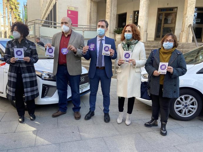 El delegado del Gobierno de España en C-LM, Francisco Tierraseca, en la presentación del acuerdo para que los taxis de la Comunidad Autónoma actúen como puntos violeta
