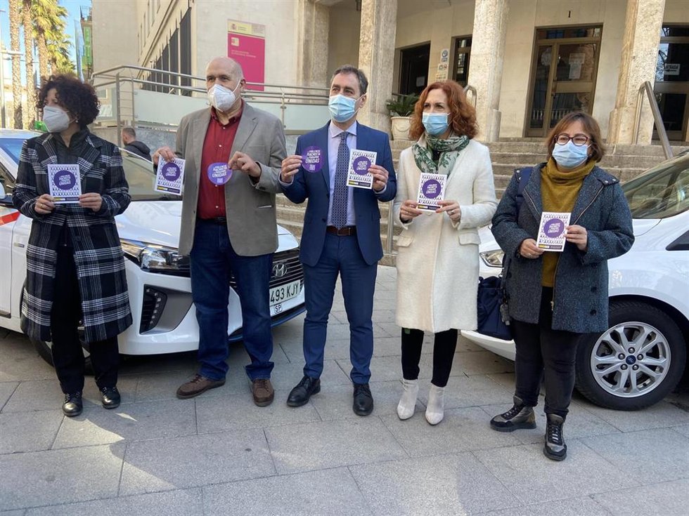 El delegado del Gobierno de España en C-LM, Francisco Tierraseca, en la presentación del acuerdo para que los taxis de la Comunidad Autónoma actúen como puntos violeta