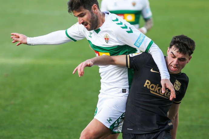 Archivo - Antonio Barragan of Elche CF and Pedro Gonzalez Lopez "Pedri" of FC Barcelona in action during La Liga football match played between Elche CF and FC Barcelona at Martinez Valero stadium on January 24, 2021 in Elche, Alicante, Spain.
