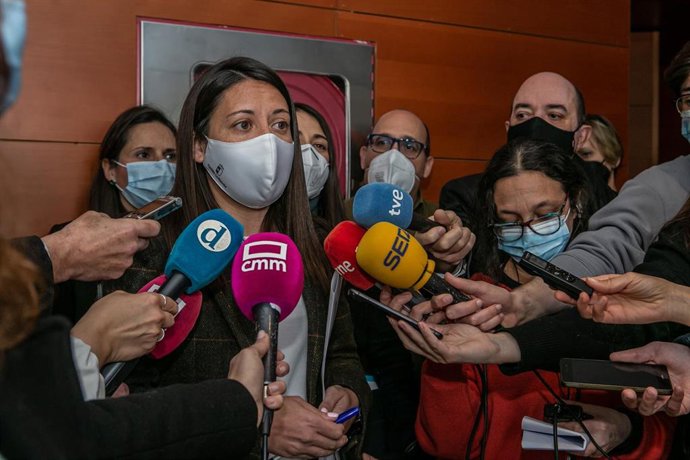 La consejera de Bienestar Social, Bárbara García Torijano, atiende a los medios antes de reunirse con los directores y directoras de la Red Pública Regional de Residencias de Personas Mayores.